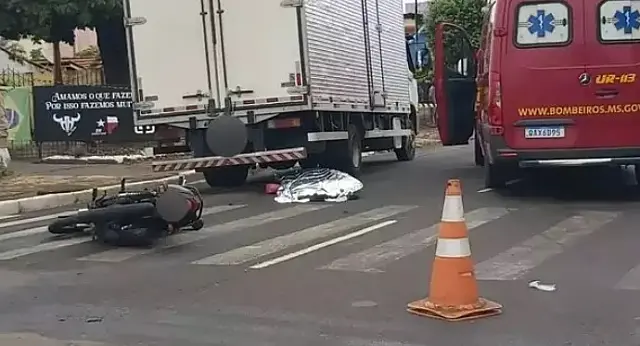 Motociclista morre após ser atingida por caminhão em MS