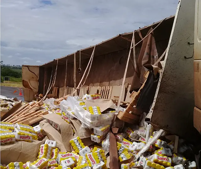 Carreta com carga de cerveja tomba próxima a Dois Irmãos do Buriti
