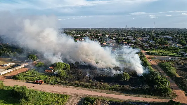 Incêndio mobiliza Bombeiros em terreno de antiga torre de rádio em Aquidauana