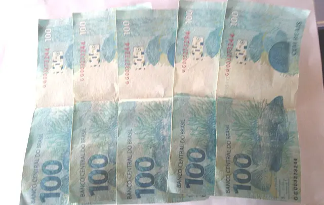 Jovem compra dinheiro falso pela internet e tenta aplicar golpe ao tentar adquirir celular novo