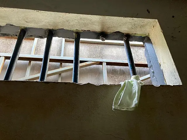 Presos tentam escapar de cela com maçaricos e serras