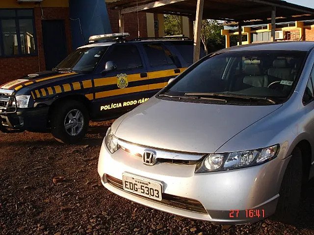 Pastor e comerciante são presos por receptação de carro roubado