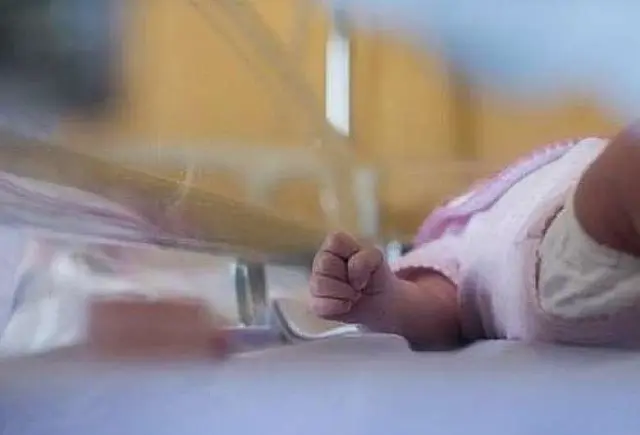 Mãe é detida após espancar bebê de 9 meses com pedaço de madeira
