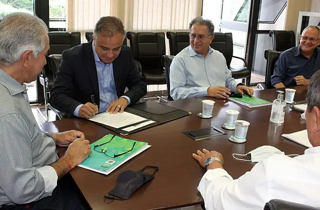 Jornalista Ico Victório toma posse como diretor-presidente da Fertel