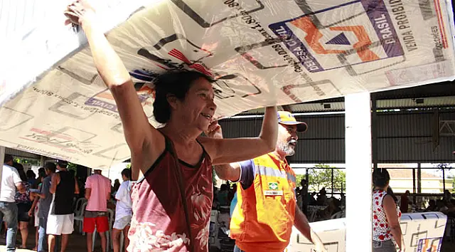 Defesa Civil faz nova entrega de colchões e mantimentos para população atingida pela enchente