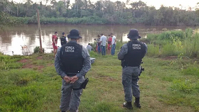 Corpo de homem é encontrado em rio com marcas de facadas e pés acorrentados