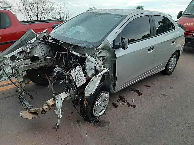 Carro bate em caminhão após aquaplanar e três se ferem na BR-262