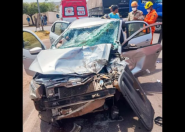 Mulher fica ferida após colisão entre carreta e carro na BR-262