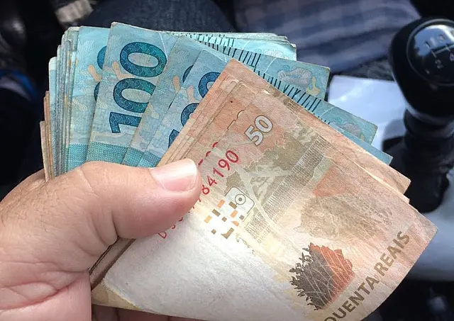 Ao ser chamado pelo nome, vítima tem dinheiro do aluguel furtado por dois rapazes