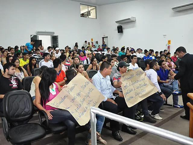 Associação dos Universitários realiza manifestação na Câmara de Aquidauana