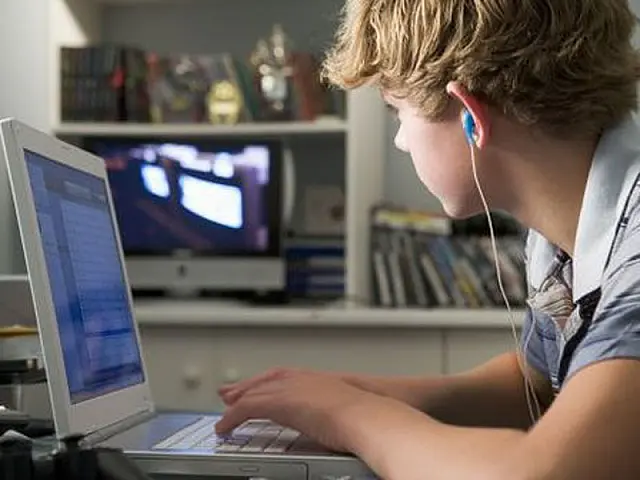Pais devem limitar tempo de televisão, computador e celular dos filhos