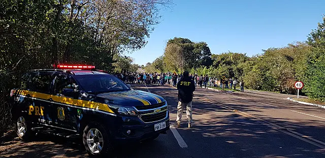 Índios da Taunay fecham rodovia em protesto