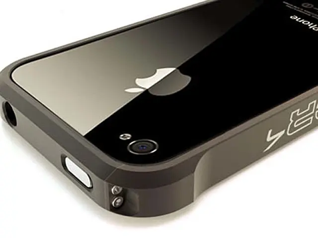 Empresas lançam acessórios que prometem corrigir falha em iPhone 4