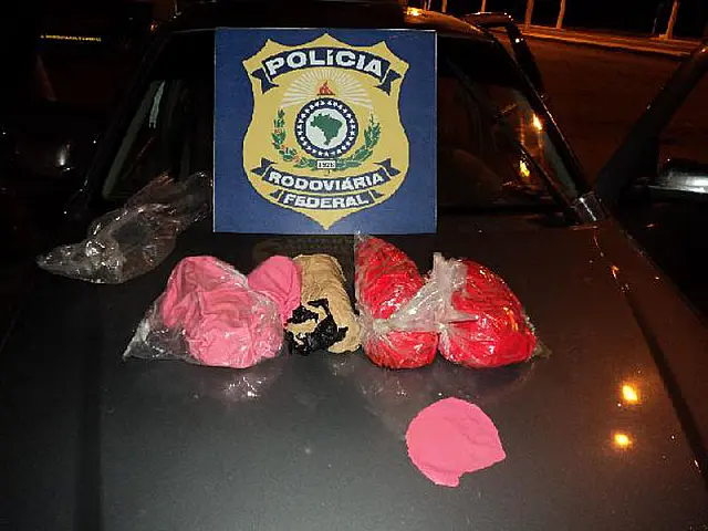 Jovens tentam levar cocaína escondida em balão de festa