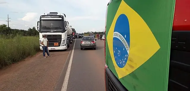 Manifestantes fecham BR-262 em protesto contra vitória do Lula