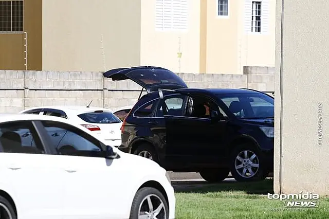 Atiradores invadem condomínio perseguindo morador na Capital