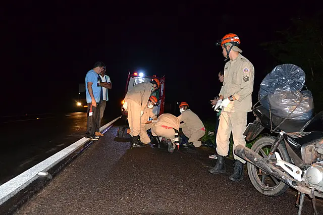 Motociclista é jogado para fora da pista por carreta na BR-262