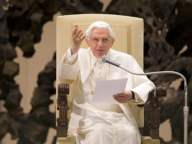 Papa Bento XVI afirma que está renunciando 'pelo bem da Igreja'