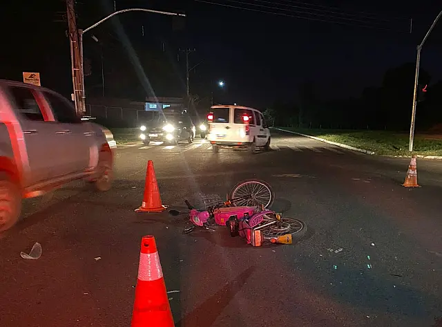 Ciclista ferida em colisão de moto e bike elétrica em cruzamento sinalizado