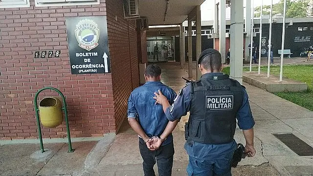 Acusado de tentativa de feminicídio após atirar no ouvido de ex-companheira é preso