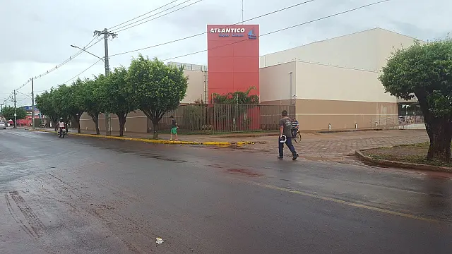 Jovem tem celular furtado na mureta de banheiro do shopping e denucia à polícia