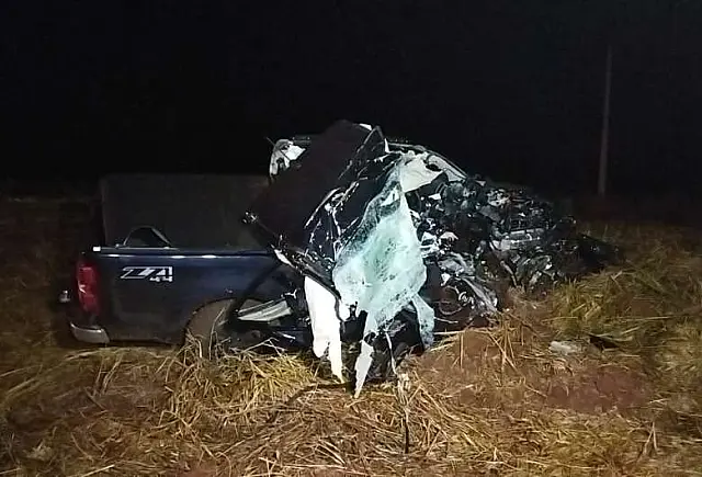 Jovem viaja para encontrar a namorada, colide em caminhão e morre na BR-163