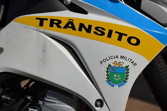 Condutores não habilitados causam acidente entre carro e moto em Anastácio