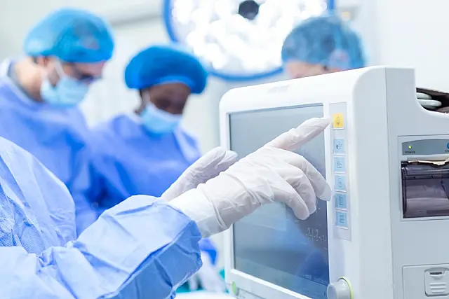 Defensoria consegue cirurgia de meio milhão para bebê com doença rara
