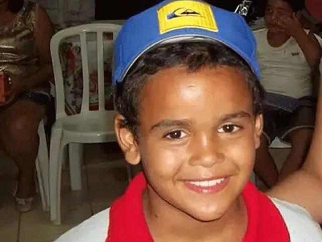 Após quase um mês internado, morre menino que se feriu em porta de vidro