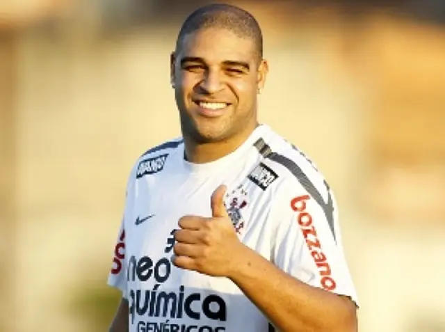 Adriano pode estrear pelo Timão neste domingo