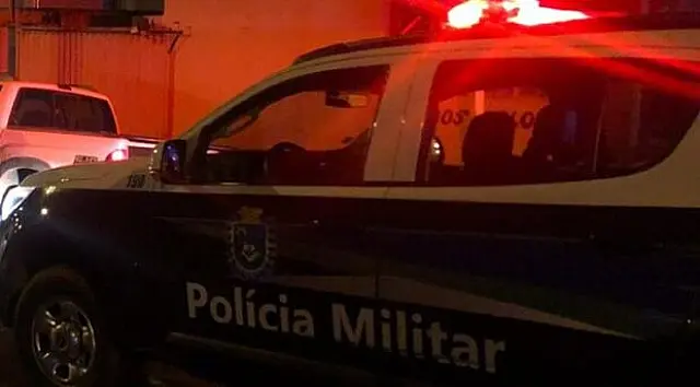 Homem tenta atropelar ex-mulher e agride vítima com capacetadas