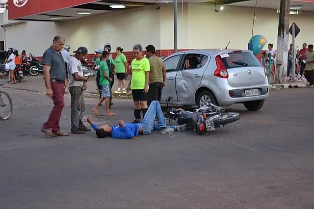 Semáforo com defeito aumenta risco e motociclista se envolve em acidente