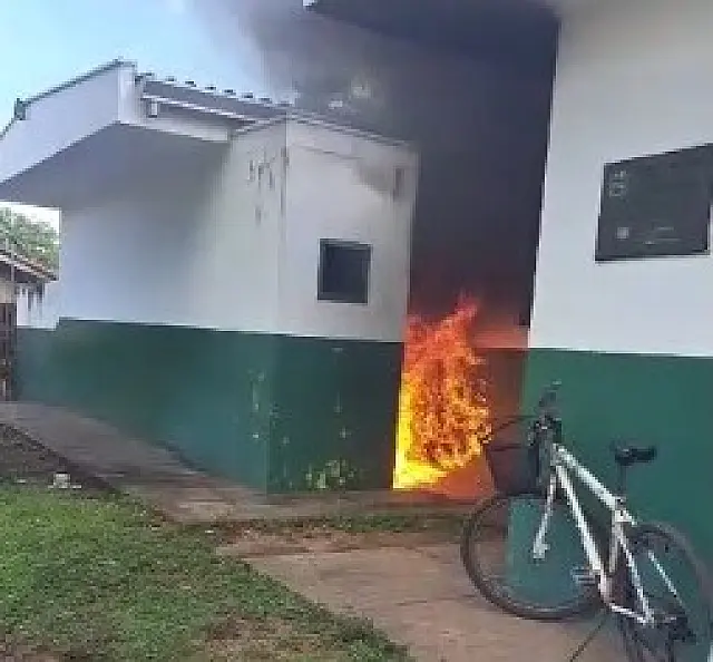 Homem ateia fogo em unidade de saúde de Bonito