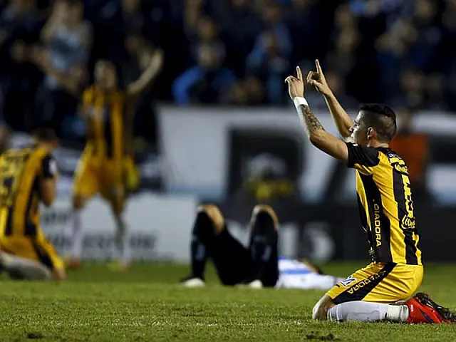 Racing luta com um a menos, mas empata em casa e cai para o Guaraní