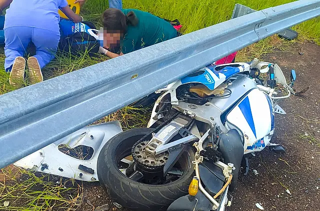Acidente envolvendo carro e moto na estrada de Palmeiras deixa motociclista ferido
