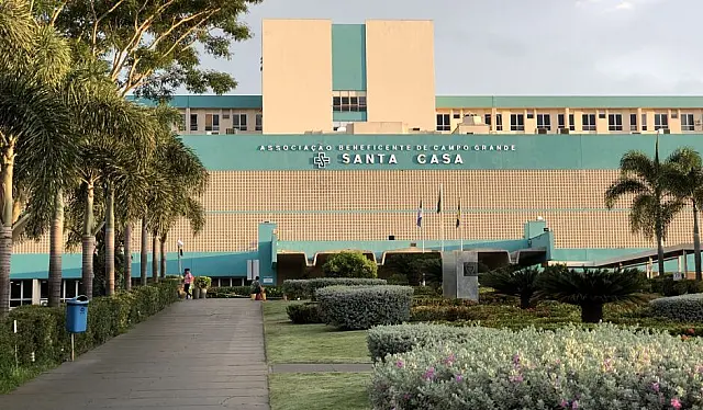 Criança é socorrida inconsciente após cair do telhado na Vila Bancária