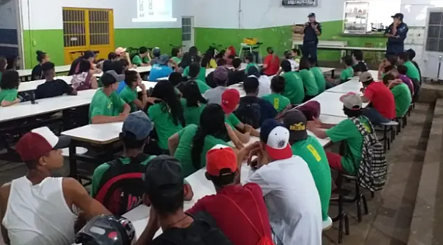 Polícia Militar realiza palestra sobre drogas na Escola Roberto Scaff, em Anastácio