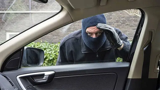Homem esquece vidro do carro aberto e tem bolsa com documentos furtada