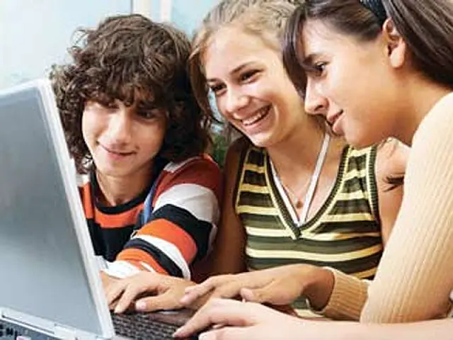 Quase 80% dos jovens com acesso à internet mantêm perfil em redes sociais