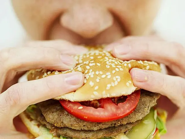 Fast food aumenta risco de asma, rinite e eczema em crianças e adolescentes