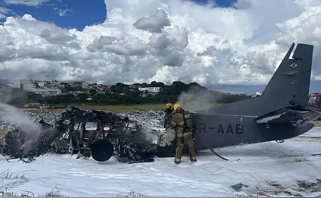 Duas pessoas morrem e uma fica ferida em queda de avião da PF em Minas