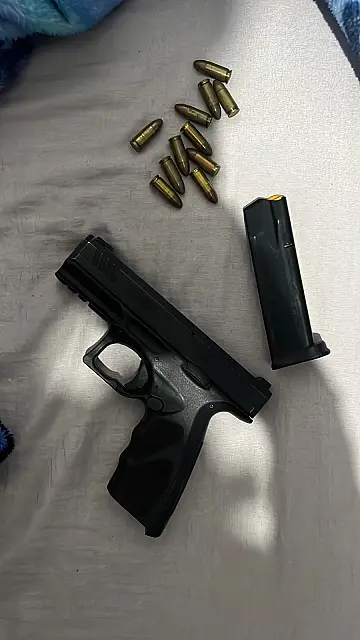 Jovem de 22 anos é presa com pistola 9 mm durante operação da Polícia Civil