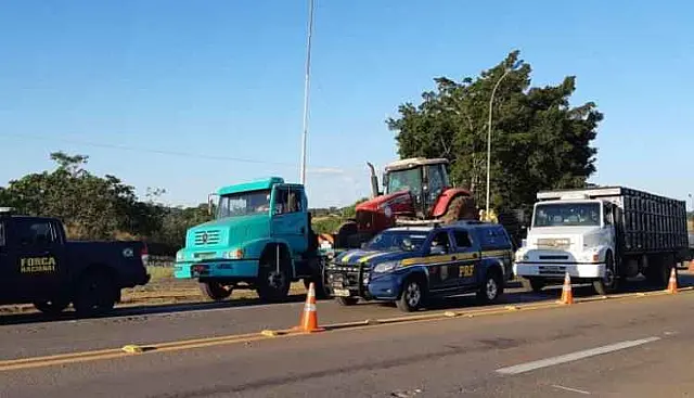 Caminhões roubados que chegariam a MS são apreendidos após travessia de rio