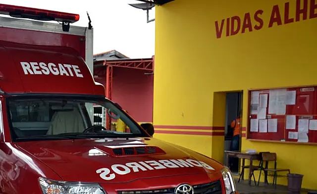 Mãe salva filha engasgada com ajuda de Bombeiros por telefone