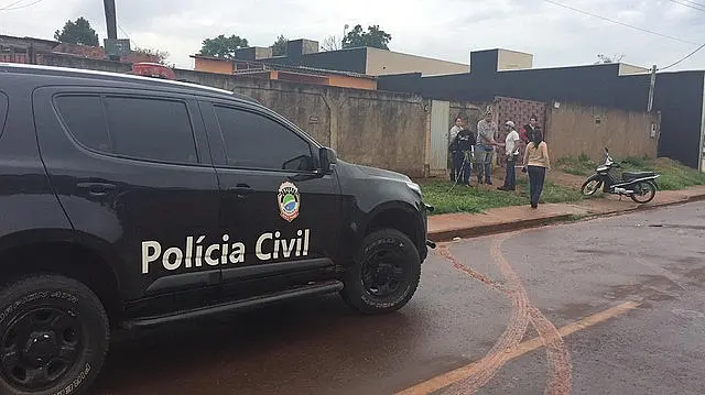 Mulher que tinha desavenças com vizinhos é morta com cinco tiros de pistola em frente de casa