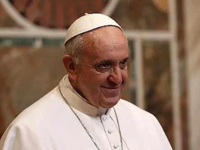 'Nos vemos em três dias', diz papa Francisco no Twitter