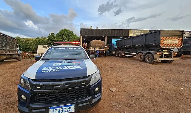 Mecânico morre esmagado por carreta após macaco se soltar