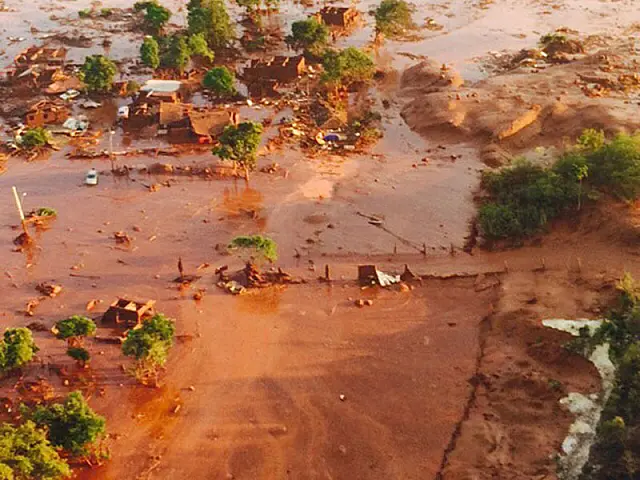 Barragens se rompem e enxurrada de lama destrói distrito de Mariana