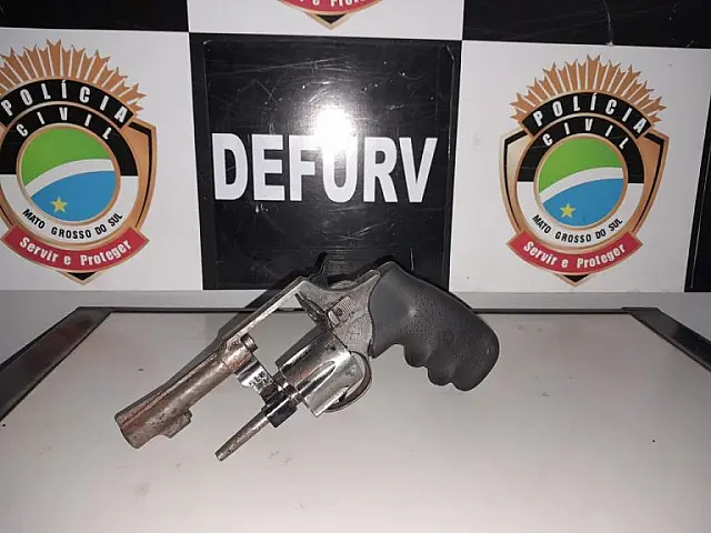 Homem que baleou ladrão tem arma apreendida e é indiciado por porte ilegal