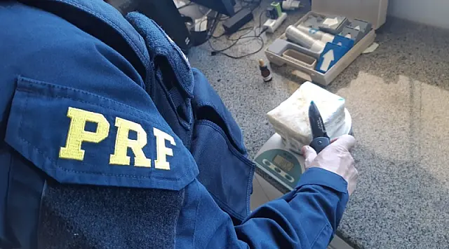 Passageira de ônibus esconde 1 kg de cocaína nas pernas, mas se dá mal
